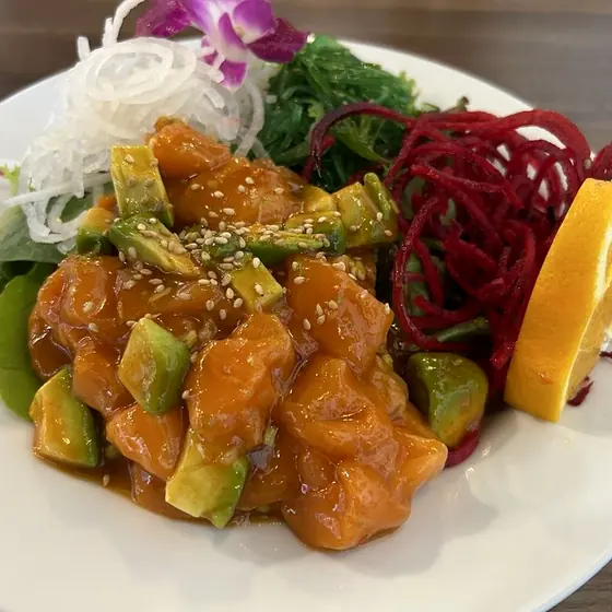 Poke with mango, avocado and pickled radish