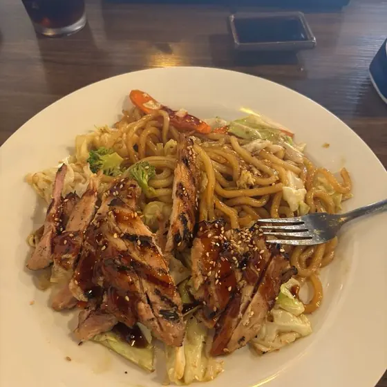 Yakisoba noodles with chicken and vegetables